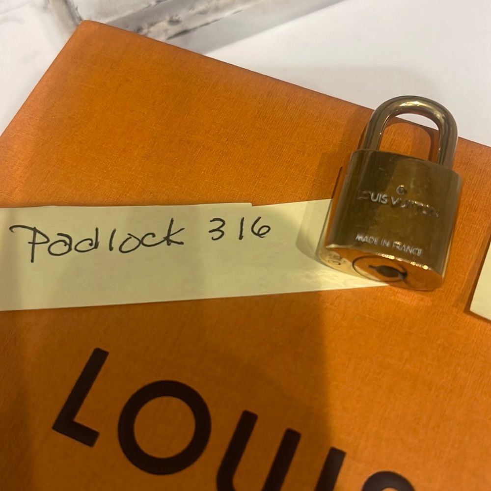 Louis Vuitton Authentic padlock 🔒 316 gold LV padlock without the key